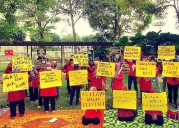 PROTES di Putrajaya pada 29 Mac lalu bertujuan menggesa campur tangan kerajaan bagi menjelaskan semua tunggakan gaji pekerja pembersihan di Sabak Bernam, Selangor. – IHSAN PEMBACA
