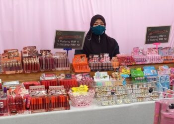 PRODUK kosmetik hanya boleh digunakan pada bahagian luaran sahaja. – UTUSAN/AMRAN MULUP