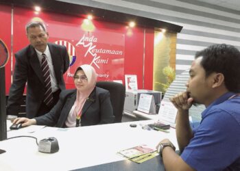 WANG caruman Kumpulan Wang Simpanan Pekerja (KWSP) amat penting untuk kegunaan pekerja selepas mereka bersara. – GAMBAR HIASAN