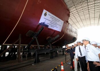 HISHAMMUDDIN Tun Hussein (tengah) meninjau perkembangan projek pembinaan LCS di Limbungan Boustead Naval Shipyard Sdn. Bhd., Lumut, Perak pada 2016.