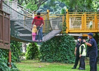 KERAJAAN boleh mengenakan larangan sementara untuk kanak-kanak berada di tempat awam bagi mengurangkan kes HFMD. – GAMBAR HIASAN/ZULFADHLI ZAKI