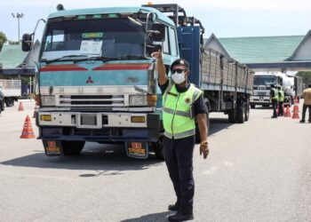 KITA hendaklah menghormati dan memastikan keselamatan antara satu sama lain tidak kira saiz kenderaan. – GAMBAR HIASAN/ZULFADHLI ZAKI