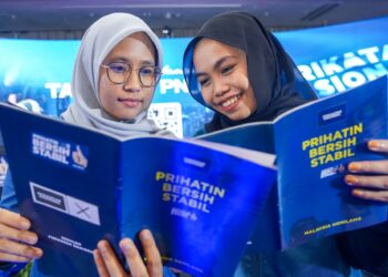 PENYOKONG Perikatan Nasional, Afifah Elias dan rakan, Wan Nuratiqah Najihah Wan Zamry melihat buku manifesto PN selepas Majlis Pelancaran Manifesto ‘Tawaran PN-Best’ di Hotel Glenmarie, Shah Alam baru-baru ini. – UTUSAN/MUHAMAD IQBAL ROSLI