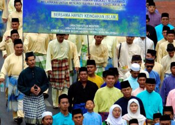 MEMPERBANYAKKAN selawat kepada Nabi SAW bukan hanya dizahirkan pada majlis sambutan kelahiran baginda sahaja tetapi seharusnya dibuat secara berterusan.