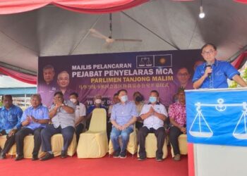 MAH Hang Soon (kanan) melancarkan Pejabat Penyelaras MCA Parlimen Tanjong Malim di Bidor, Perak pada 5 Julai lalu. – IHSAN PEMBACA