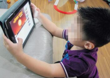 RAKAMAN video dalam media sosial turut ditonton pelbagai peringkat umur termasuk kanak-kanak. – GAMBAR HIASAN