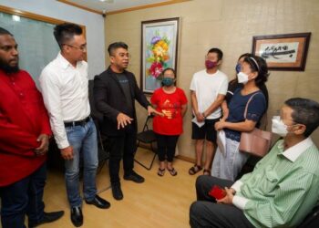 HISHAMUDDIN Hashim (tiga dari kiri) bersama wakil beberapa pertubuhan bukan kerajaan (NGO) mendengar rintihan keluarga mangsa sindiket penipuan tawaran pekerjaan di Kuala Lumpur, baru-baru ini. – UTUSAN/SHIDDIEQIIN ZON