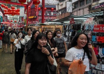 MAJORITI orang Cina terlibat dalam perniagaan yang boleh memberi pendapatan berganda berbanding kerja makan gaji. – GAMBAR HIASAN/AMIR KHALID