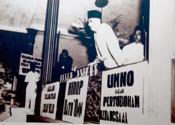 ALLAHYARHAM Datuk Onn Jaafar  amat kritis membahaskan isu-isu orang Melayu semasa memimpin pelbagai penerbitan akhbar. - ARKIB UTUSAN