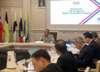 MUHYIDDIN Yassin mempengerusikan mesyuarat Majlis Pemulihan Negara (MPN) di Kementerian Kewangan, Putrajaya pada 14 Jun lalu. – UTUSAN/FAISOL MUSTAFA