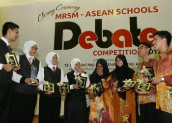 DAKWAAN kewujudan MRSM berbayar bermakna kerajaan lari dari objektif asal penubuhan sekolah berasrama penuh itu untuk anak-anak golongan berpendapatan rendah adalah tidak tepat.