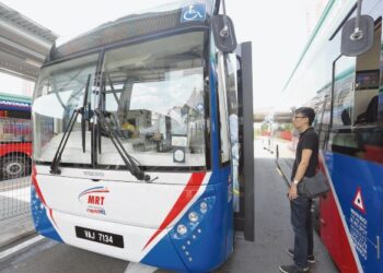 KESESAKAN jalan raya mengakibatkan bas perantara MRT tidak dapat mengikut masa yang ditetapkan. – GAMBAR HIASAN