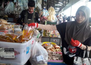 MINYAK masak peket dari Malaysia memang laris di Thailand. – GAMBAR HIASAN