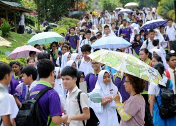 PELAJAR sekolah perlu berhati-hati apabila suhu cuaca mencapai 33 darjah Celsius atau lebih tinggi.
