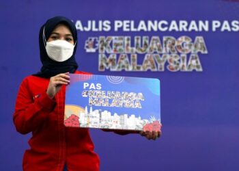 KAKITANGAN Prasarana, Fatim Afiqah Arzmi menunjukkan replika Pas Keluarga Malaysia di Stesen KL Sentral pada tahun lalu. – UTUSAN/FAUZI BAHARUDIN