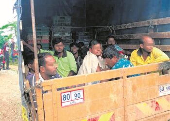 ANTARA warga asing yang ditahan oleh Jabatan Imigresen Selangor selepas menggempur kebun sayur haram di Bukit Beruntung, Hulu Selangor pada 2019.