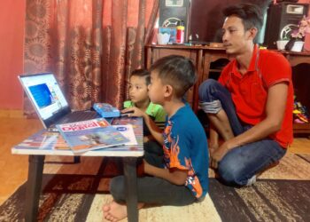 PASTIKAN ibu bapa sentiasa memantau aktiviti anak-anak ketika mereka menggunakan gajet dan media sosial. – GAMBAR HIASAN/MOHD. HAFIZ ABD. MUTALIB