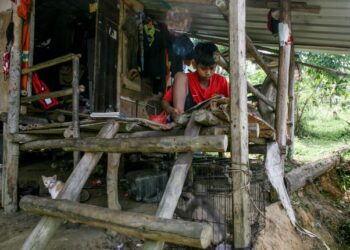 PENDIDIKAN perlu dijadikan senjata penting untuk mengubah nasib keluarga. – GAMBAR HIASAN/ZULFADHLI ZAKI