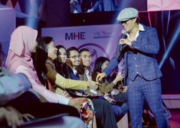 BIARLAH yang menjerit-jerit itu individu yang memakai baju pengacara kerana itu kelebihan mereka untuk memeriahkan program. – GAMBAR HIASAN