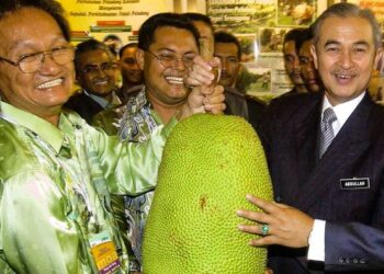 ABDULLAH Ahmad Badawi (kanan) ketika mengambil alih teraju negara pada 2003 pernah menekankan pentingnya sektor pertanian diperkasakan. – UTUSAN/RAJA JAAFAR ALI