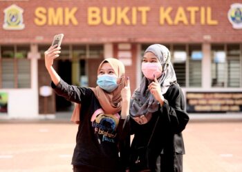 PERLU segera dikuatkuasakan perintah larangan membawa masuk telefon pintar ke dalam bilik mengundi. – GAMBAR HIASAN/RASUL AZLI SAMAD