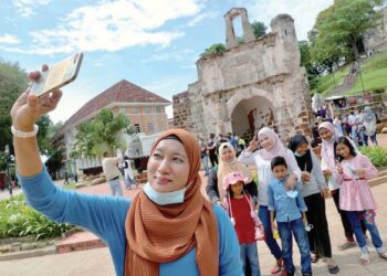 JANGAN dikenang tinggalan Portugis sehingga dilupakan  wira-wira yang terkorban mempertahankan Kota Melaka daripada jatuh ke tangan penjajah. – GAMBAR HIASAN/RASUL AZLI SAMAD