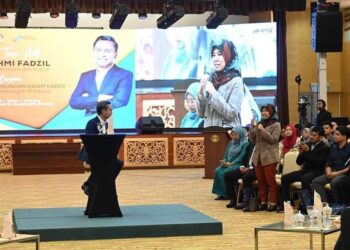 FAHMI Fadzil dalam satu sesi libat urus bersama pegawai-pegawai perhubungan awam kementerian, agensi dan jabatan kerajaan, baru-baru ini. – GAMBAR FB KEMENTERIAN KOMUNIKASI DAN DIGITAL