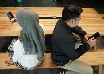 MASYARAKAT hari ini lebih kritis dan kadangkala bersikap agresif dan radikal dalam melontarkan pandangan melalui pelbagai platform media sosial.