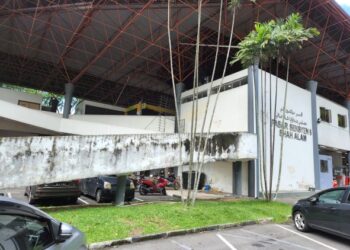 KEADAAN dinding Pasar Seksyen 6, Shah Alam, Selangor yang berlumut dan kotor. – IHSAN PEMBACA
