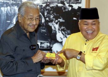 SECARA rasminya, Dr. Mahathir Mohamad menyertai Parti Bumiputera Perkasa Malaysia (Putra) pada 1 Mac lalu. – UTUSAN/FAISOL MUSTAFA