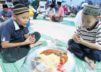 MAJORITI ulama menganjurkan agar anak-anak dilatih berpuasa supaya nantinya mereka sudah terbiasa. – UTUSAN/RAJA JAAFAR ALI