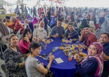 JADUAL orang ramai menyambut Hari Raya Aidilfitri hanya ditentukan selepas pengumuman dibuat setelah nampak anak bulan. – GAMBAR HIASAN/AMIR KHALID