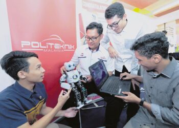 SELAIN jurutera yang menghasilkan perkakasan seperti robot, berdiri sebaris dengannya adalah pengatur cara yang menulis perisian.