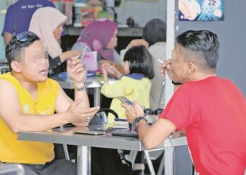 ADAKAH kedai makan di Malaysia yang sepatutnya bebas aktiviti merokok satu realiti atau hanya khayalan? – GAMBAR HIASAN/FAISOL MUSTAFA
