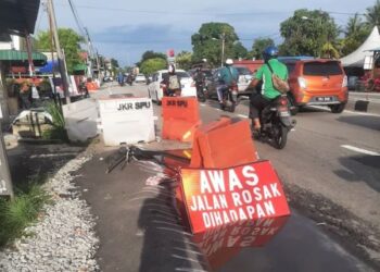 KEADAAN jalan raya di Kampung Teluk, Sungai Dua, Butterworth, Pulau Pinang yang rosak diabaikan oleh Jabatan Kerja Raya (JKR) walaupun beberapa aduan dibuat oleh penduduk.