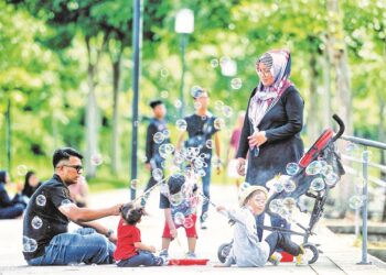 JANGKITAN Covid-19 akan berkurangan di ruang terbuka tempat awam berbanding ketika berada di kawasan tertutup. –  GAMBAR HIASAN/MOHD. SHAHJEHAN MAAMIN