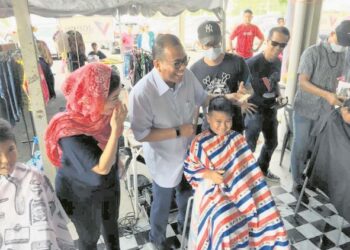 MOHAMED Khaled Nordin (tengah) beramah mesra dengan penduduk PPR Taman Cendana, Pasir Gudang, Johor pada 2018.