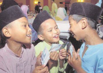 DUIT raya elok disimpan dalam bank atau dilaburkan bagi mendapat pulangan. 
– UTUSAN/RAJA JAAFAR ALI
