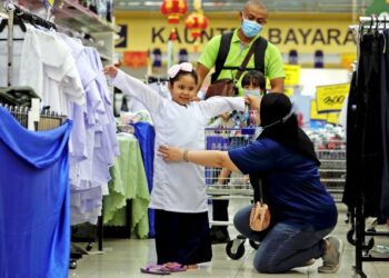 MELALUI penglibatan anak-anak membuat persiapan ini akan membuatkan mereka bersemangat untuk kembali ke sekolah. – UTUSAN/RASUL AZLI SAMAD