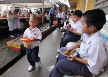 ISU makanan kurang berkhasiat di kantin sekolah boleh diatasi dengan membenarkan pengusaha kantin menaikkan harga jualan makanan. – GAMBAR HIASAN