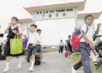 ISU beg sekolah berat sering menjadi rungutan ibu bapa. – GAMBAR HIASAN