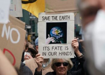 DEMONSTRASI yang dianjurkan oleh penduduk di New York, Amerika Syarikat bagi menghalang kemusnahan bumi sehari selepas sambutan Hari Bumi Antarabangsa 2022. – AFP