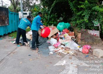 PEKERJA pembersihan KDEB Waste Management membersihkan longgokan sampah di Taman Universiti Indah, Seri Kembangan, Selangor pada 27 Disember lalu. – IHSAN MBSJ