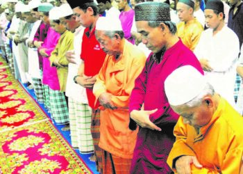 LAKUKAN solat istikharah bagi memohon petunjuk dari Allah SWT bagi memilih pemimpin terbaik.