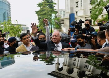SEMOGA Najib Tun Razak (tengah) tenang menghadapi kehidupan baharunya di Penjara Kajang. – AFP