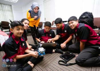 PELAJAR sekolah didedahkan cara-cara mengendalikan robot bagi menarik minat mereka meminati bidang  sains, teknologi, kejuruteraan dan matematik (STEM). – IHSAN UMT