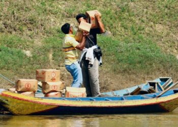 KERAJAAN turut rugi berbilion ringgit akibat penyeludupan minyak masak ke Thailand. - GAMBAR HIASAN