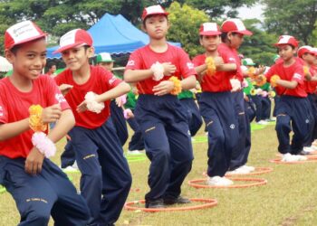 MURID lebih selesa untuk berpakaian sukan ke sekolah.