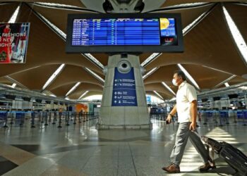 JIKA memiliki insurans perjalanan ke luar negara, kita layak mendapat pampasan sekiranya berlaku kelewatan dalam jadual penerbangan. – GAMBAR HIASAN/ASWAD YAHYA