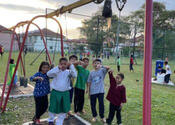 KEADAAN buaian di Taman Impian Putra Fasa 6, Bandar Seri Putra, Kajang, Selangor yang rosak. 
– IHSAN PEMBACA